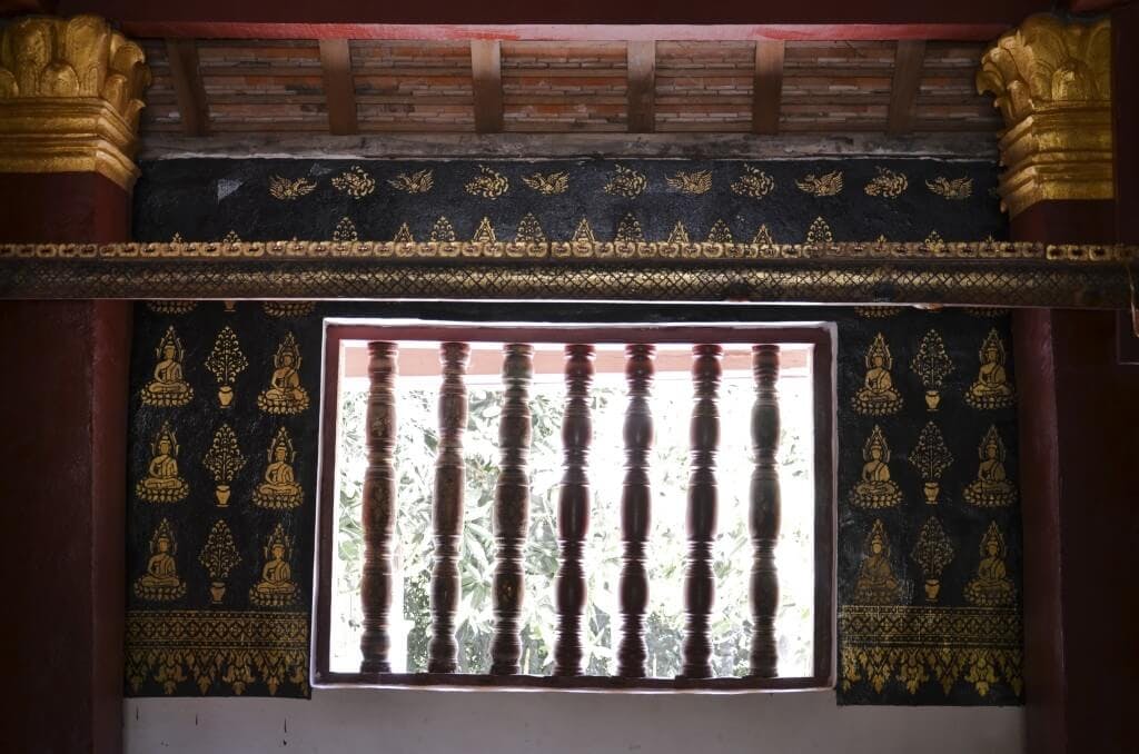 A restored Sim window is richly decorated with gold stencil work.