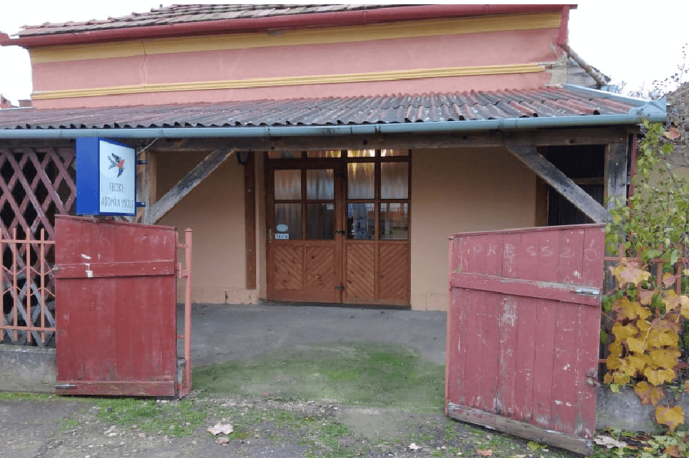 Charity shops building in Tiszadada