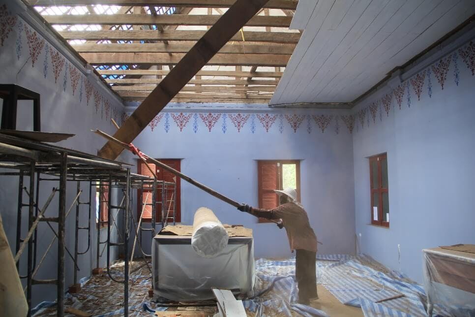 Removing the wooden ceiling
